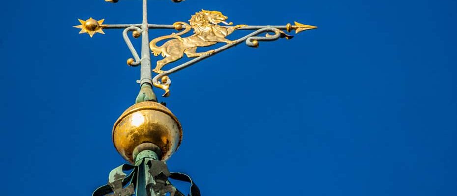 Zielsicher wie der schießende Löwe auf der Spitze ihres Rathauses sprachen die Lüneburger Richter Recht. | © hanseat - Fotolia