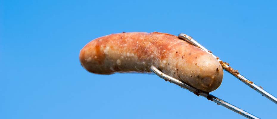 „Eine Bratwurst für den Himmel“ ist dieses Bild betitelt. Könnte ja hilfreich sein auf dem Weg zu einem Happy End! | © damato - stock.adobe.com