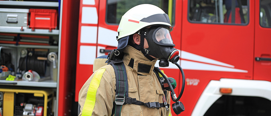 Feuerwehrmann Selbst das Erledigen von Einkäufen oder sonstige Besorgungen werden von der ständigen Erwartung einer Alarmierung geprägt. | © Thomas Siepmann - Fotolia